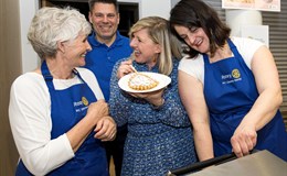 Ja, unsere Waffeln schmecken sogar der Sängering Claudia Koreck!